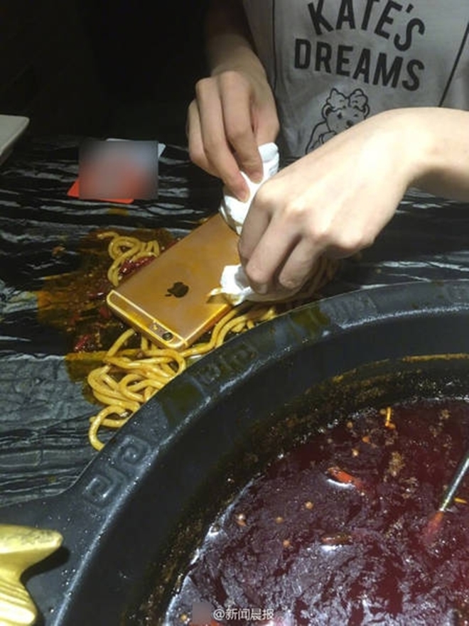 trung thuong hon 3 trieu dong co gai sung suong lam roi iphone 6 plus vao noi lau roi an va don vi trao giai