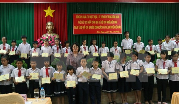 pho chu tich nuoc tham tang qua gia dinh chinh sach tai huyen con dao