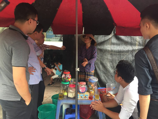 cong an trieu tap chu salon toc sau clip lay nuoc rua chan de pha tra cho khach