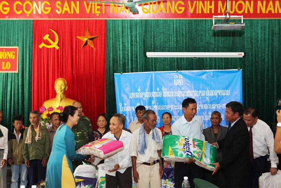 nghia tinh noi bien gioi viet lao