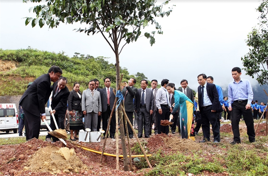 nghia tinh noi bien gioi viet lao