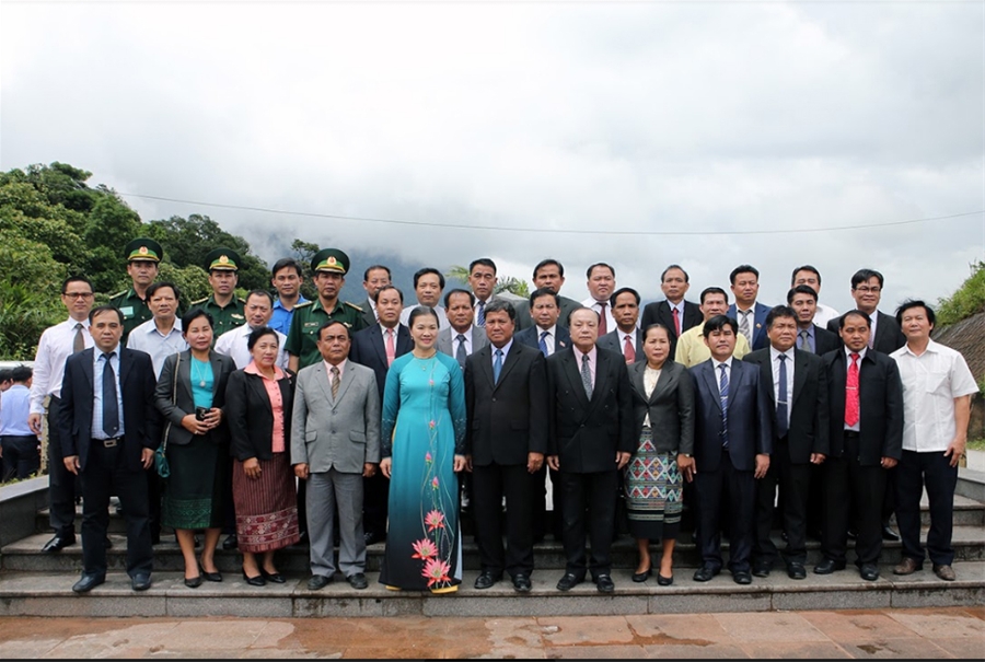 nghia tinh noi bien gioi viet lao