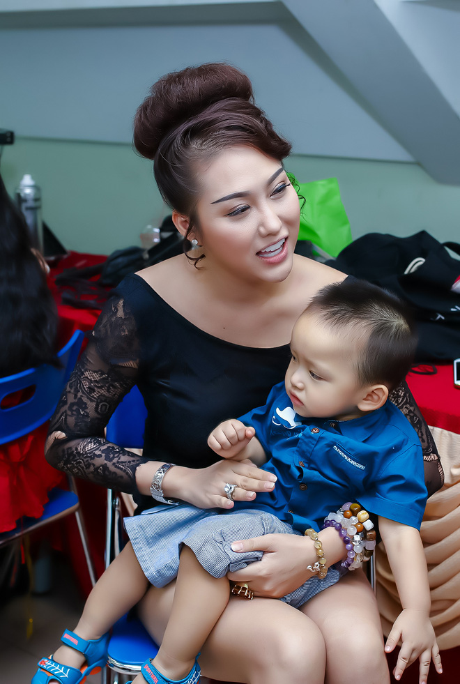 phi thanh van mac nong bong om con di tap hat