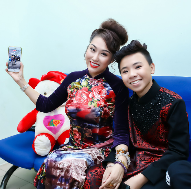 phi thanh van mac nong bong om con di tap hat