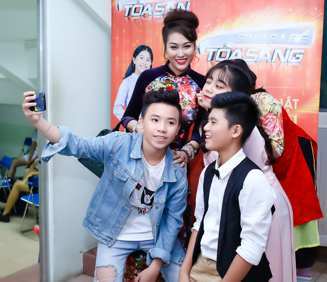 phi thanh van mac nong bong om con di tap hat
