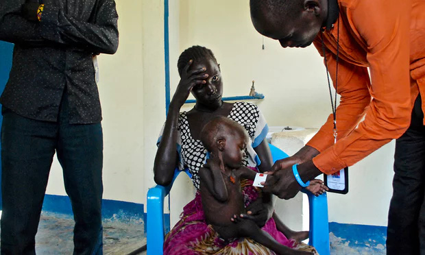 toi da chon cat dua con ut cua minh trong bui ram doi khat va dau kho khong ngung bua vay nguoi dan o chau phi