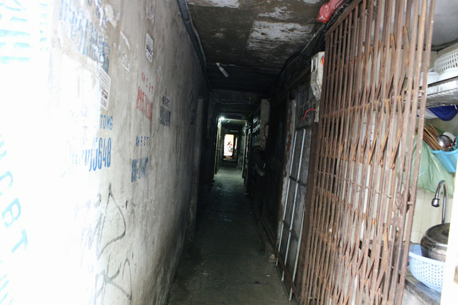 cuoc song bi bach va giac ngu nam nghieng suot 20 nam trong can nha 2m2 o ha noi