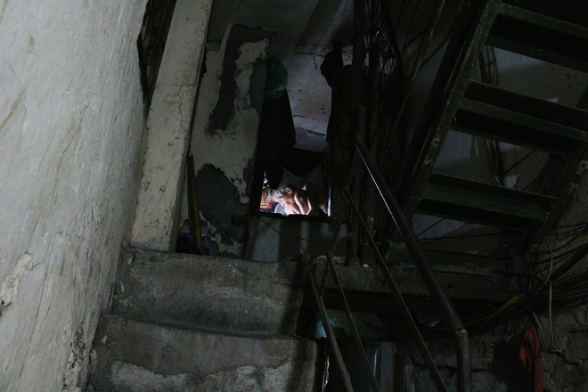 cuoc song bi bach va giac ngu nam nghieng suot 20 nam trong can nha 2m2 o ha noi