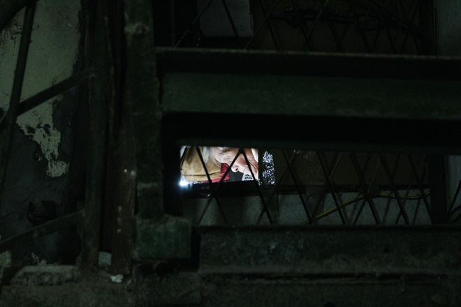 cuoc song bi bach va giac ngu nam nghieng suot 20 nam trong can nha 2m2 o ha noi