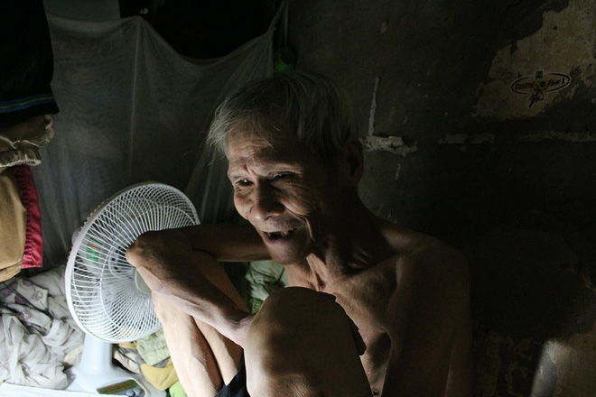 cuoc song bi bach va giac ngu nam nghieng suot 20 nam trong can nha 2m2 o ha noi