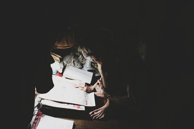 cuoc song bi bach va giac ngu nam nghieng suot 20 nam trong can nha 2m2 o ha noi