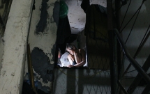 Cuộc sống bí bách và giấc ngủ nằm nghiêng suốt 20 năm trong căn nhà 2m2 ở Hà Nội