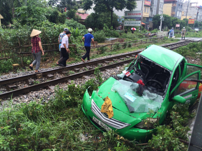 ha noi chiec taxi bi tau hoa keo le hon 20m tai xe bi thuong nang ket lai trong xe