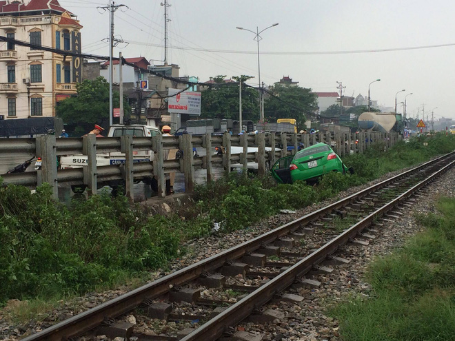 ha noi chiec taxi bi tau hoa keo le hon 20m tai xe bi thuong nang ket lai trong xe