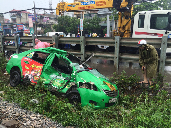 ha noi chiec taxi bi tau hoa keo le hon 20m tai xe bi thuong nang ket lai trong xe