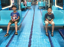 dai loan chao don universiade bang cach mang ca san co be boi len tau dien ngam