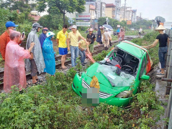 ha noi sang duong khong quan sat xe taxi bi tau hoa keo le hon 20 met