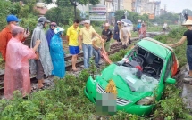 ha noi sang duong khong quan sat xe taxi bi tau hoa keo le hon 20 met