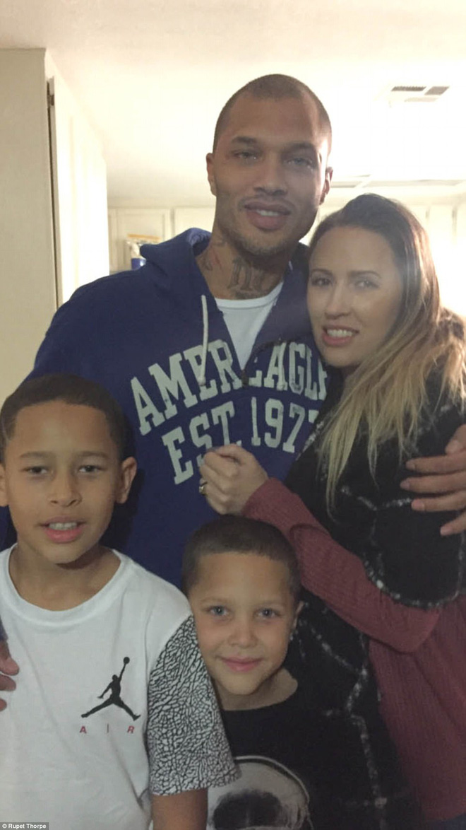 bo nguoi vo chung song 8 nam toi pham dep trai nhat the gioi gio da cong khai om hon con gai ty phu