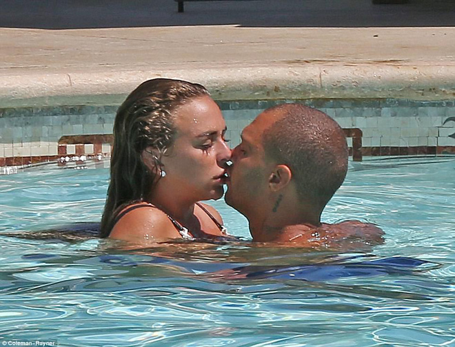 bo nguoi vo chung song 8 nam toi pham dep trai nhat the gioi gio da cong khai om hon con gai ty phu