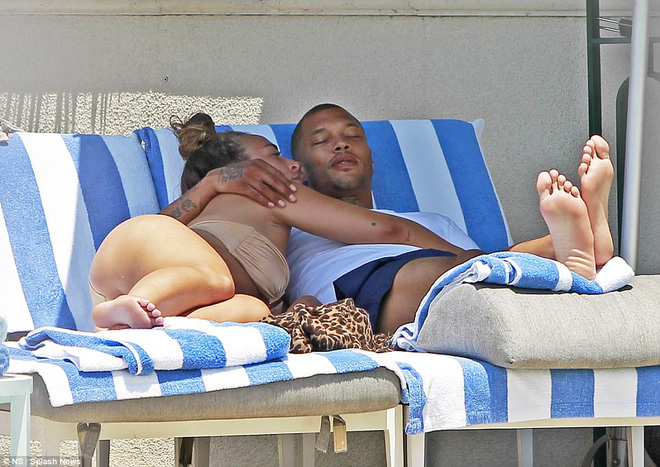 bo nguoi vo chung song 8 nam toi pham dep trai nhat the gioi gio da cong khai om hon con gai ty phu