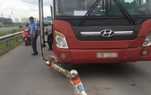 tphcm va cham lien hoan giua xe khach thanh buoi va 2 o to duong dan len cao toc ket cung