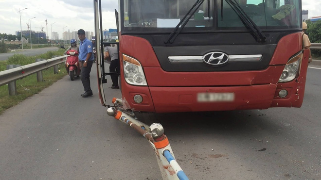 tphcm va cham lien hoan giua xe khach thanh buoi va 2 o to duong dan len cao toc ket cung