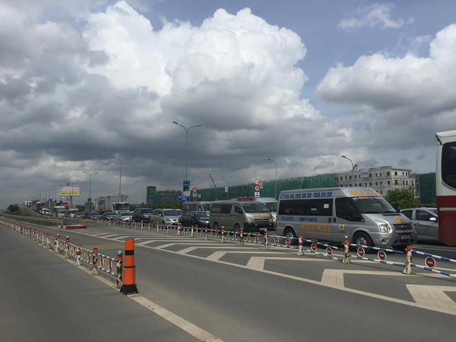 tphcm va cham lien hoan giua xe khach thanh buoi va 2 o to duong dan len cao toc ket cung