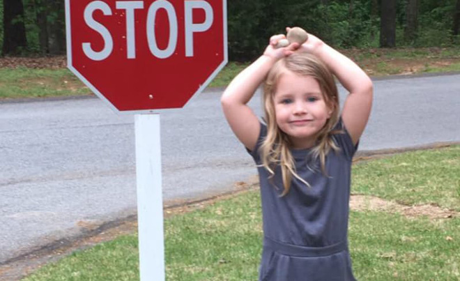 be gai 4 tuoi lo mieng goi ong gia me chua kip mang da sung so voi phan ung cua ong