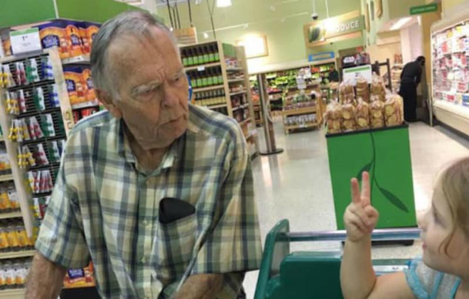 be gai 4 tuoi lo mieng goi ong gia me chua kip mang da sung so voi phan ung cua ong