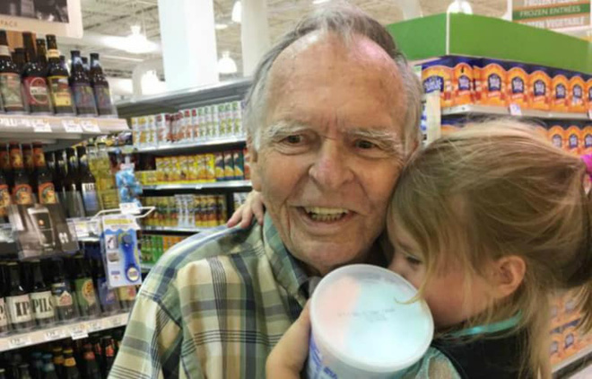 be gai 4 tuoi lo mieng goi ong gia me chua kip mang da sung so voi phan ung cua ong