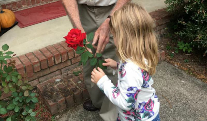 be gai 4 tuoi lo mieng goi ong gia me chua kip mang da sung so voi phan ung cua ong