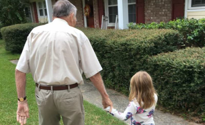 be gai 4 tuoi lo mieng goi ong gia me chua kip mang da sung so voi phan ung cua ong