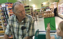 be gai 4 tuoi lo mieng goi ong gia me chua kip mang da sung so voi phan ung cua ong