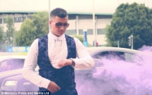 anh trai chi manh gan 15 ty dong cho em trai xuat hien cuc banh trong buoi da tiec cuoi cap