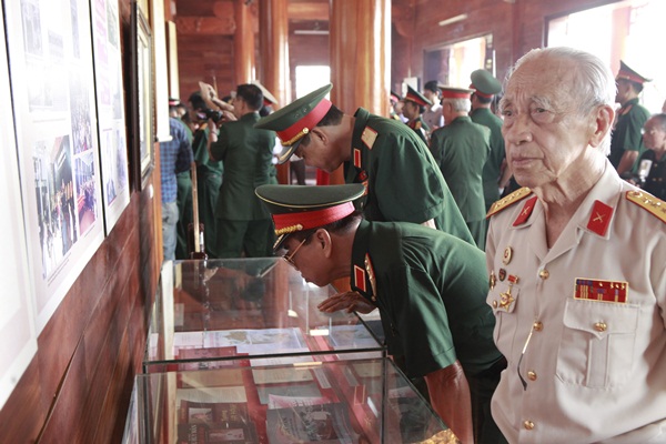 trung uong hoi huu nghi viet nam lao lao viet nam dang huong tuong niem dai tuong chu huy man