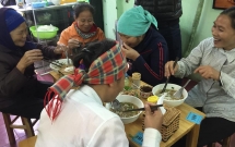 co chu ban hang nghin to bun bo hue gia 1000 dong cho nguoi lao dong ngheo o ha noi