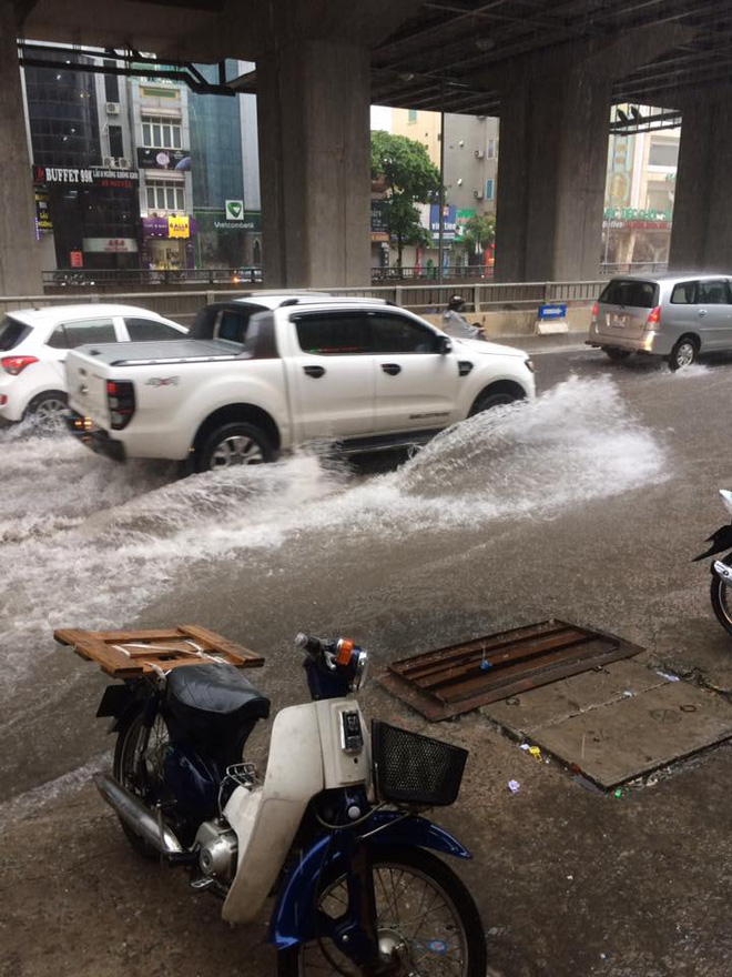 anh huong cua bao so 2 ha noi mua lon keo dai nhieu tuyen pho chim trong bien nuoc