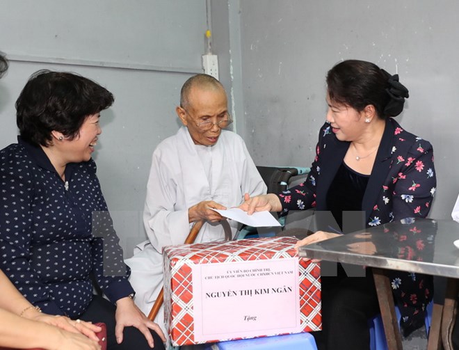 chu tich quoc hoi tham hoi nguoi co cong tren dia ban tinh quang ngai