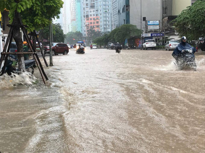 chum anh nguoi ha noi mac ao mua an trua giua duong pho ngap lenh lang