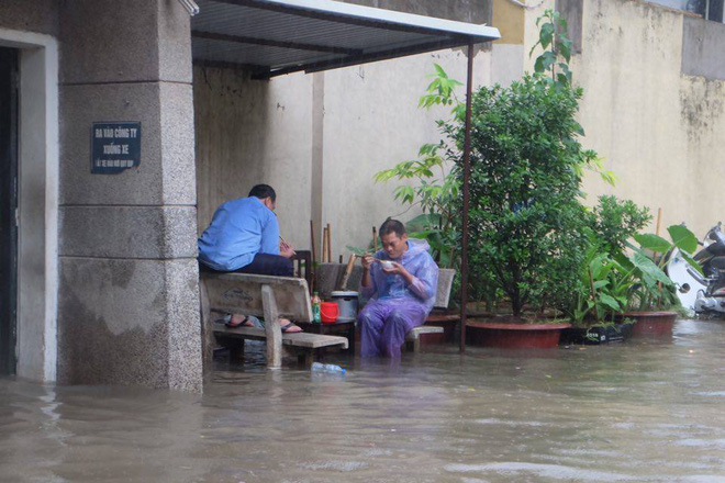chum anh nguoi ha noi mac ao mua an trua giua duong pho ngap lenh lang