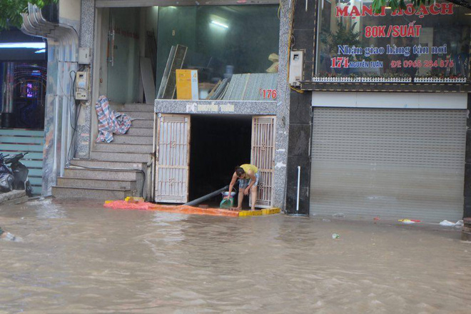chum anh nguoi ha noi mac ao mua an trua giua duong pho ngap lenh lang