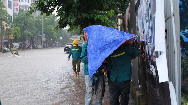 chum anh nguoi ha noi mac ao mua an trua giua duong pho ngap lenh lang