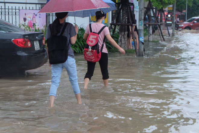 chum anh nguoi ha noi mac ao mua an trua giua duong pho ngap lenh lang
