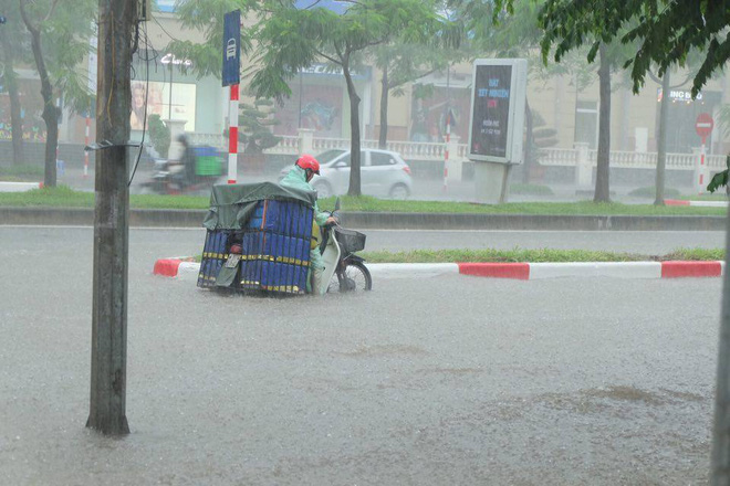 chum anh nguoi ha noi mac ao mua an trua giua duong pho ngap lenh lang