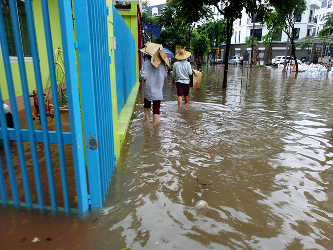 chum anh nguoi ha noi mac ao mua an trua giua duong pho ngap lenh lang