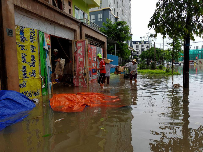 chum anh nguoi ha noi mac ao mua an trua giua duong pho ngap lenh lang