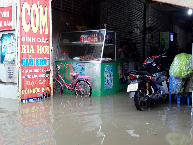 chum anh nguoi ha noi mac ao mua an trua giua duong pho ngap lenh lang