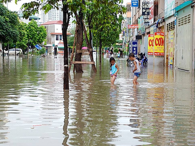 chum anh nguoi ha noi mac ao mua an trua giua duong pho ngap lenh lang