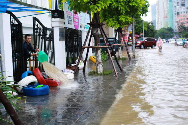 chum anh nguoi ha noi mac ao mua an trua giua duong pho ngap lenh lang